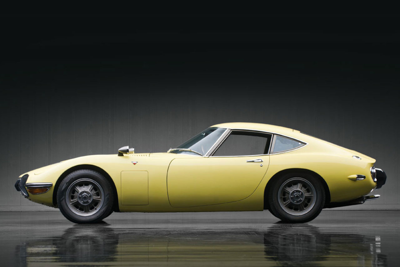 1967-toyota-2000gt-1.2-million-usd-auction-2