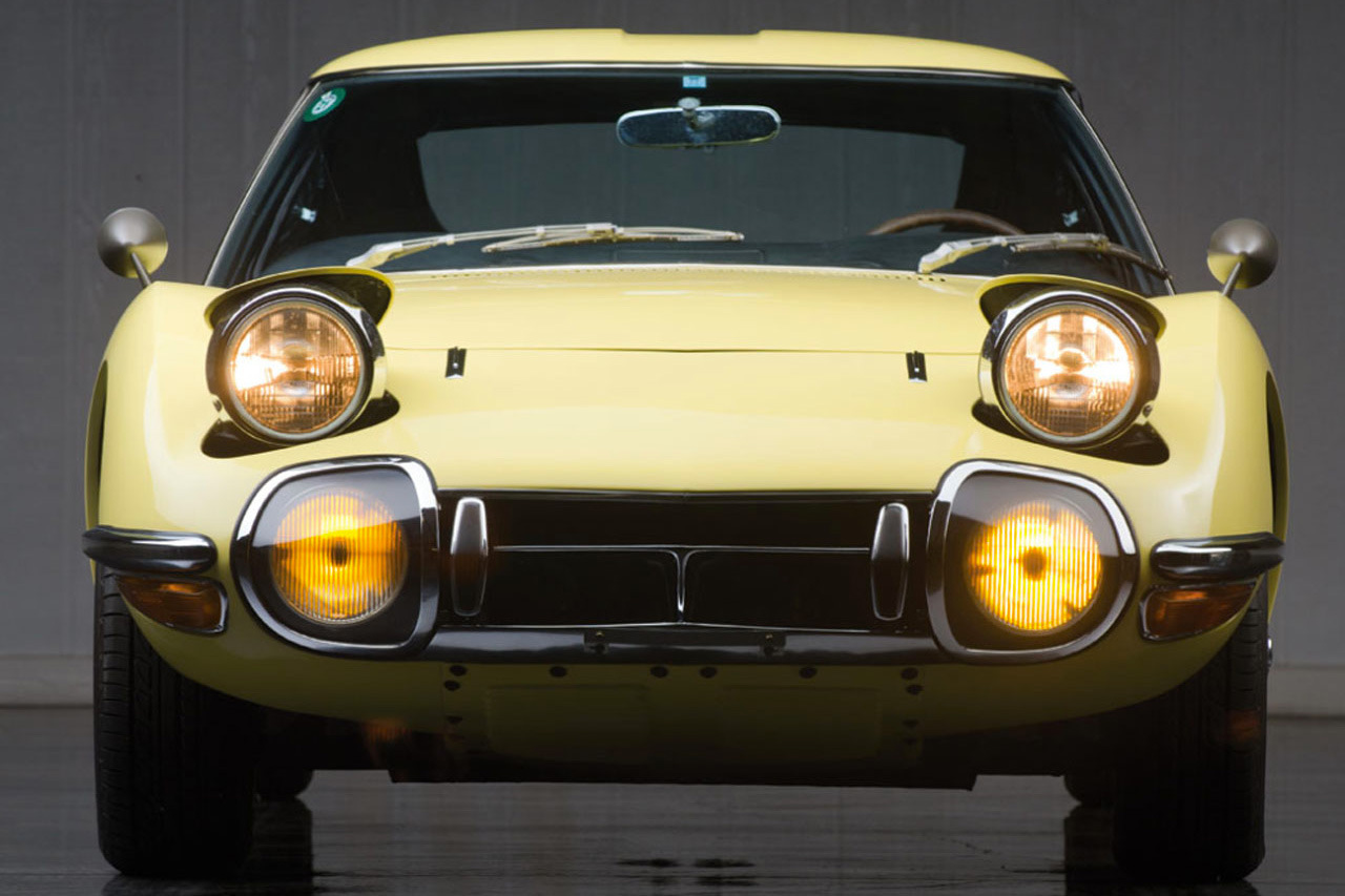 1967-toyota-2000gt-1.2-million-usd-auction-4