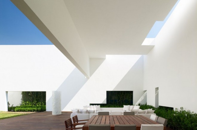 Miguel-Angel-Aragonés’s-Style-for-a-Mexico-City-Modern-Home-7-800x530-660x437