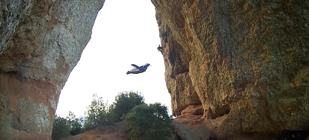 Unbelievable-Wingsuit-Cave-Flight-Batman-Cave-Alexander-Polli (1)