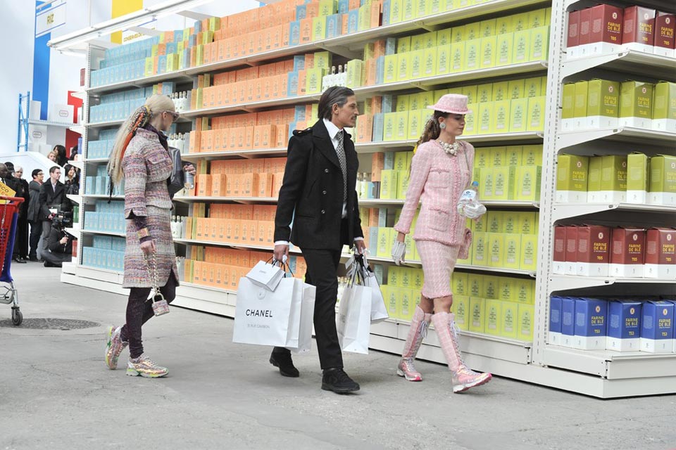 chanel-fall-winter-2014-grocery-store-runway-show-13